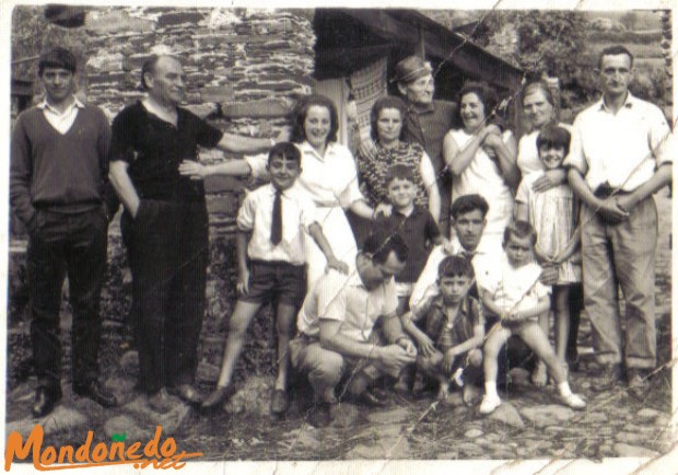 Reunión de vecinos
Reunión en Ponte Pousada el 16/07/1965.
Foto enviada por Silvia da Campela.
