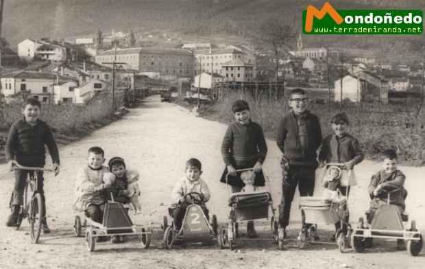 Día de Reyes
Los niños de Os Muíños disfrutando de sus regalos en 1966
