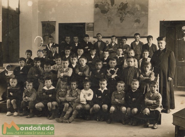 Escola dos Muíños
Foto de una promoción de alumnos de la escuela de Os Muíños.
