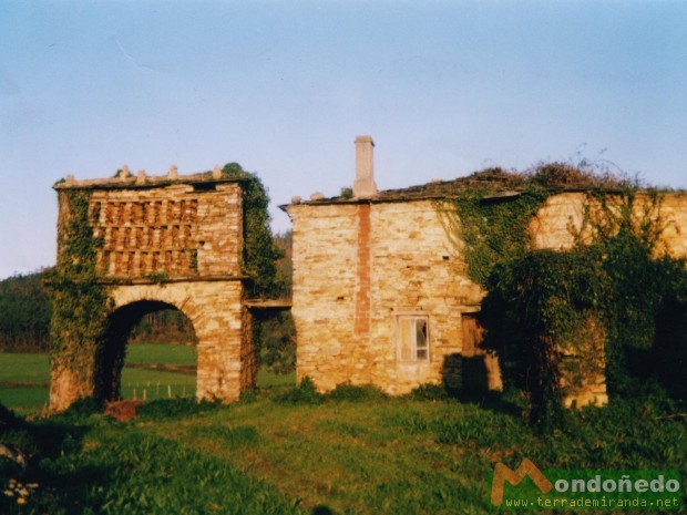 Casa con hórreo.
Foto enviada por Tarsicio Rico.
