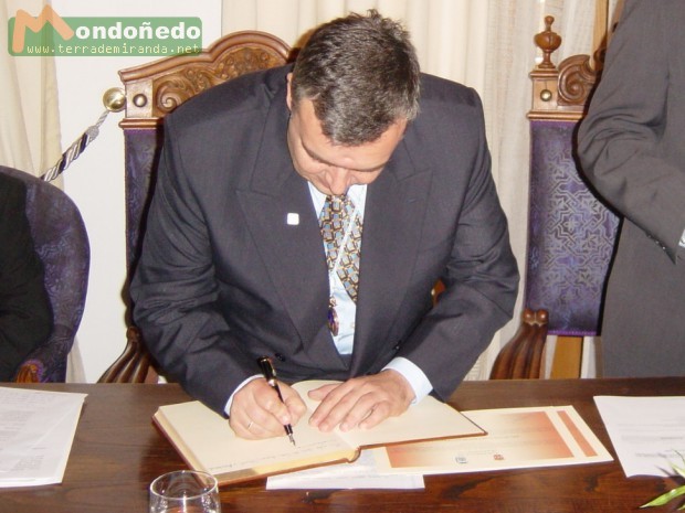 Hermanamiento
Firmando en el Libro de Oro de la ciudad.
