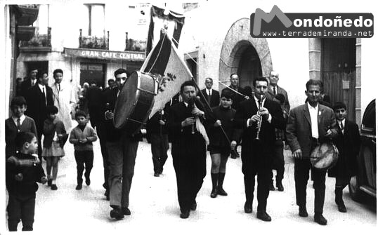 Delante del Café Central.
Una banda de música delante del Central. Foto cedida por Tarsicio Rico.
