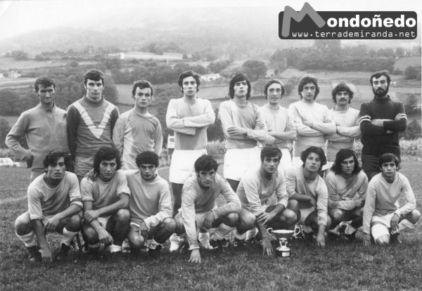 Equipo de fútbol
Equipo con la copa.
