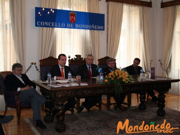 Homenaje a Cunqueiro
Las autoridades en el Salón de Plenos.
