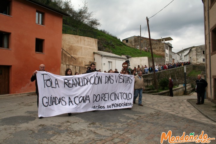 Manifestación
Pasando por el barrio de Os Muíños
