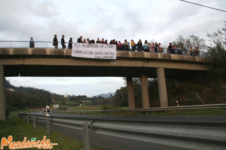 Manifestación
Colgando la pancarta
