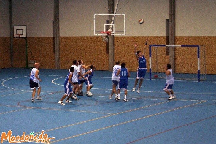 Presentación Mondoñedo C.B.
Jugando contra los veteranos
