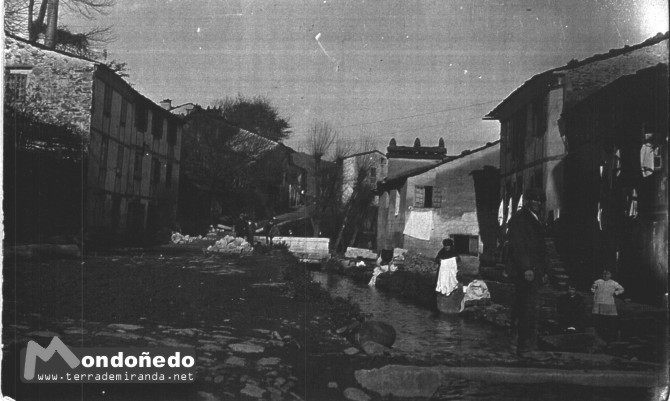 Os Muíños
Construcción del puente. Año 1934-1935. Alcalde D. José Villamarín. Figuran en la foto: A Xícara (con la sábana en la mano) y Ramón de Laredo (el niño vestido de negro). Foto cedida por Tarsicio Rico.
