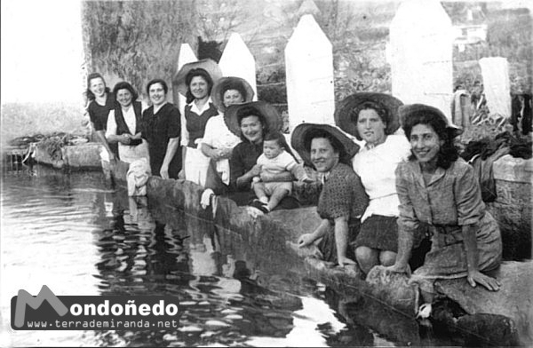 Mujeres lavando
Grupo de mujeres en un lavadero.
