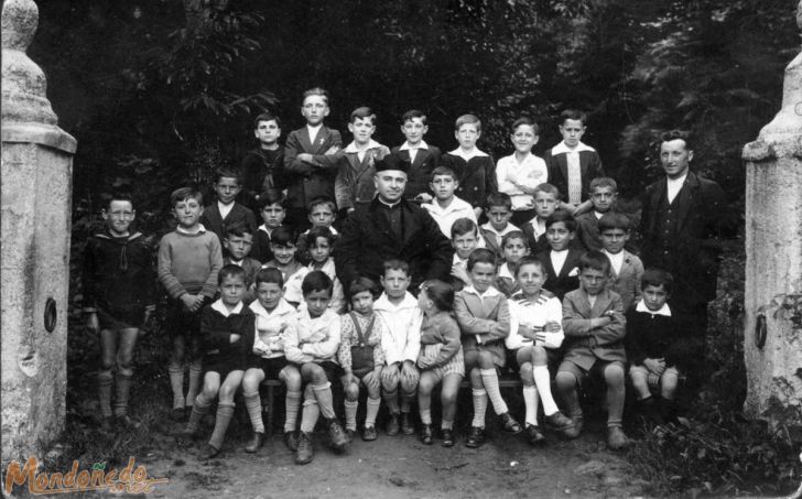 Escuela del Carmen 1929
Ramón Díaz Jácome es el niño de blanco, junto al padre Santiago Almeyra.
