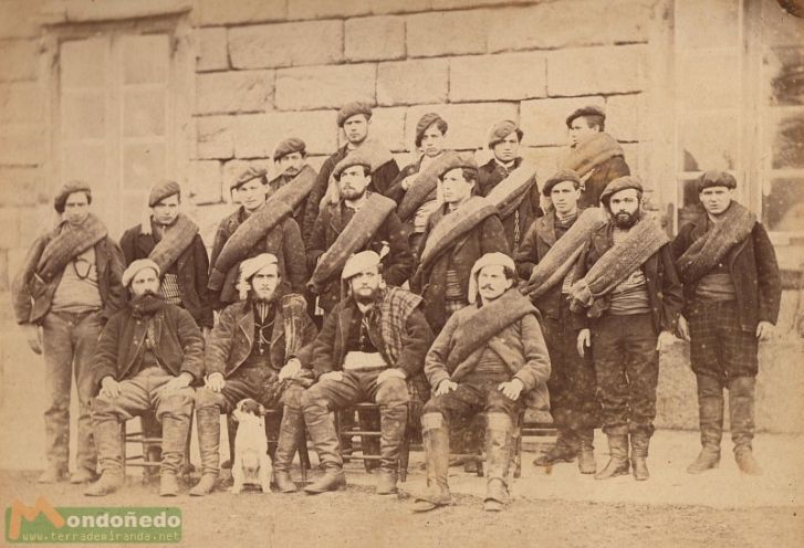 Últimos carlistas.
Carlistas prisioneros por la Guardia Civil, la mañana del 11 de octubre de 1872, en una casa de Cabana de Vella, a 4 Km. de Mondoñedo.
Para ver la relación de nombres haz click [url=http://www.mondonedo.net/images/otros/carlistas.txt]aquí[/url]
