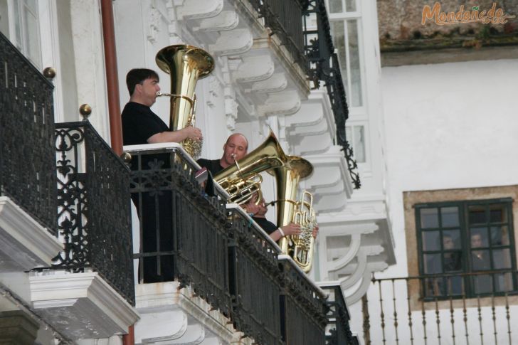 Nocturno para aullidos y pezuñas
Músicos en los balcones
