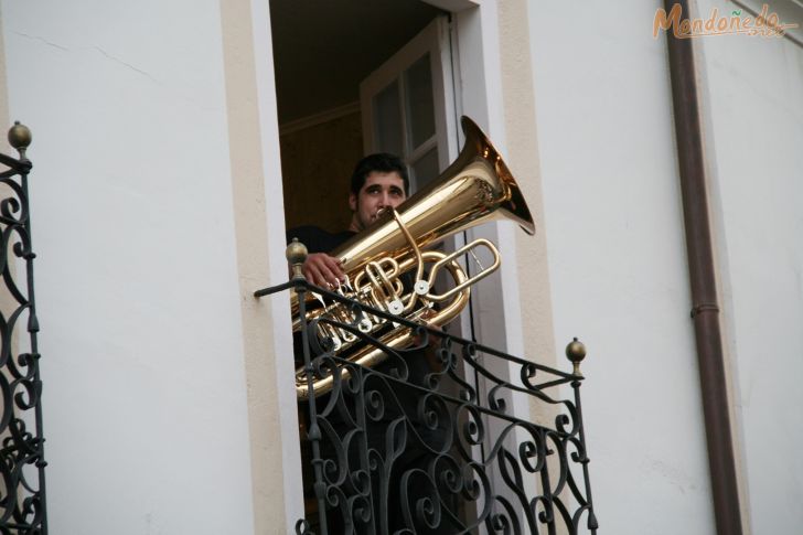 Nocturno para aullidos y pezuñas
Músicos en las ventanas
