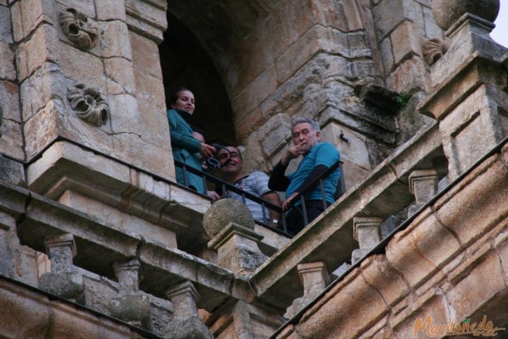 Nocturno para aullidos y pezuñas
El director con sus campaneros al final del concierto
