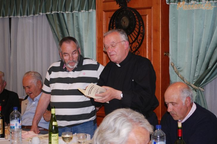 Cena Amigos del Periódico de Mondoñedo
Leyendo poesías
