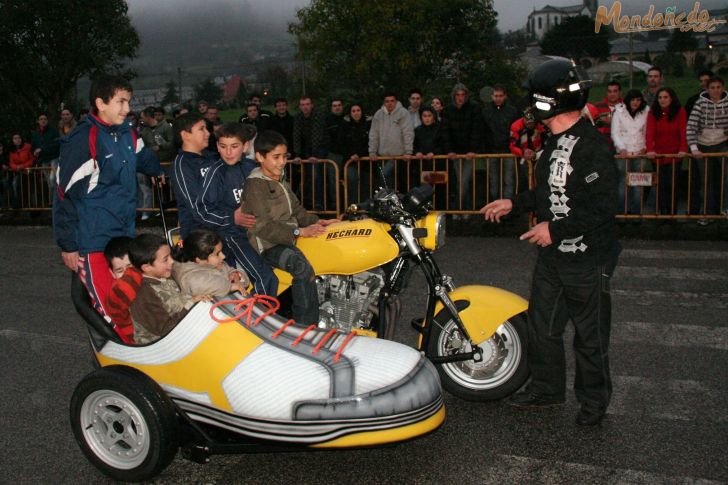 Concentración de motos
Participando en la exhibición de acrobacias
