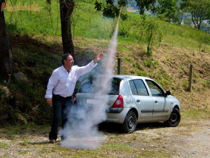 Fiestas en Valiño
Lanzando foguetes
