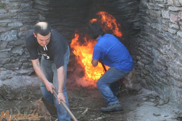 Hornos de cal de Masma
Metiendo leña al fuego
