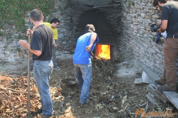 Hornos de cal de Masma
Metiendo leña al fuego
