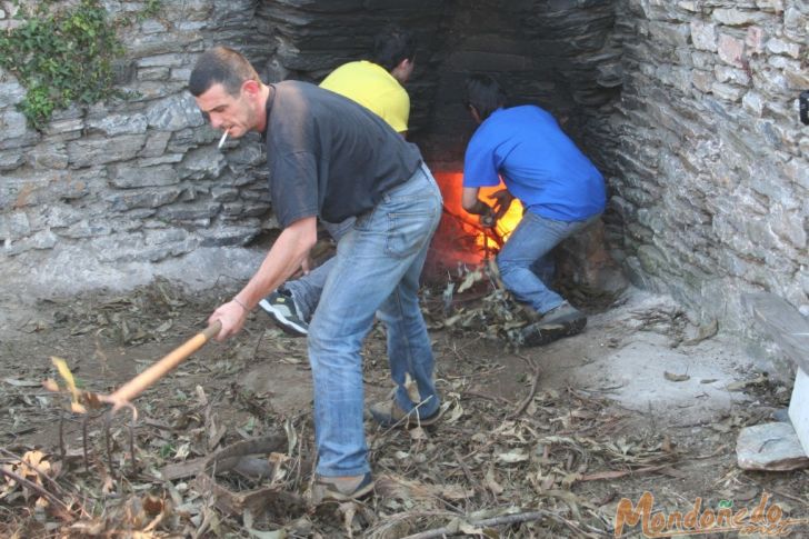 Hornos de cal de Masma
Echando leña al fuego
