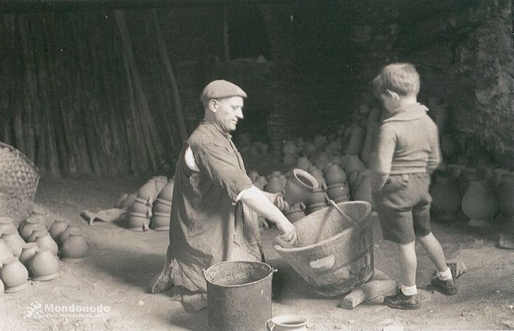 Haciendo cacharros de barro
Mayo de 1925
