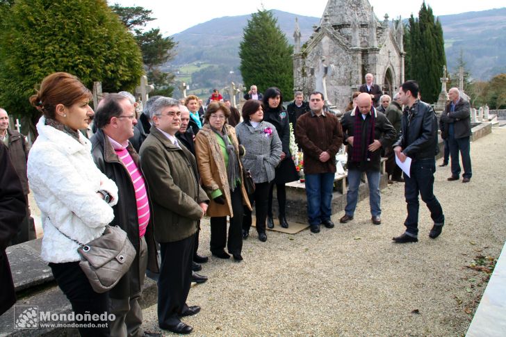 Homenaje a Álvaro Cunqueiro
Ante la tumba de Cunqueiro
