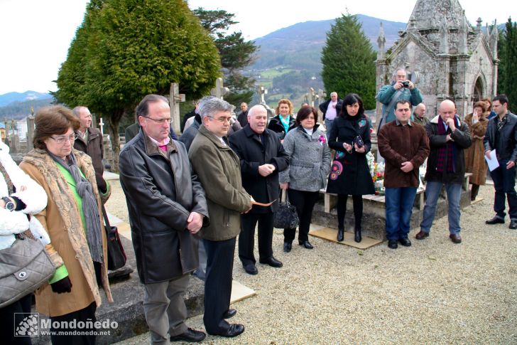 Homenaje a Álvaro Cunqueiro
Ante la tumba de Cunqueiro
