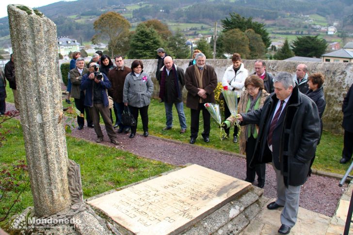 Homenaje a Álvaro Cunqueiro
También llevaron flores a la tumba de Leiras Pulpeiro
