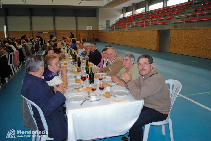 Comida Tercera Edad
Comida-baile en el pabellón. Foto de mindonium.es
