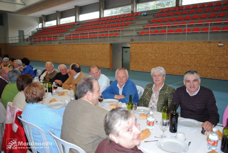 Comida Tercera Edad
Comida-baile en el pabellón. Foto de mindonium.es
