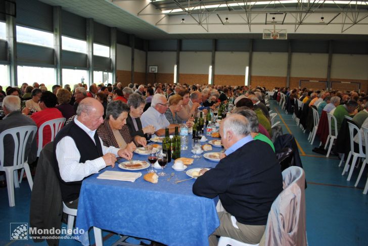 Comida Tercera Edad
Comida-baile en el pabellón. Foto de mindonium.es
