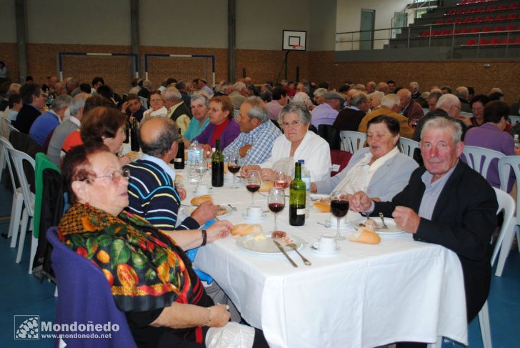 Comida Tercera Edad
Comida-baile en el pabellón. Foto de mindonium.es
