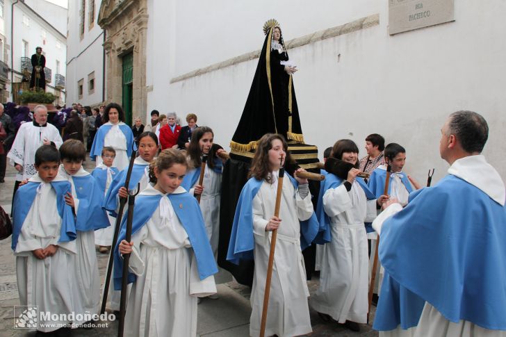 Domingo de Ramos
Los niños llevan una imagen de la Dolorosa
