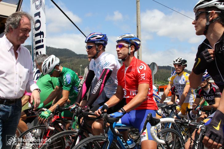 Volta Ciclista ás Comarcas
Ciclistas en la línea de salida
