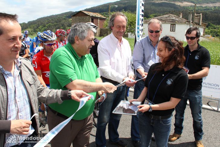 Volta Ciclista ás Comarcas
Cortando la cinta
