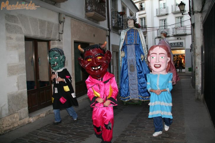 Desfile de autoridades
Gigantes y cabezudos
