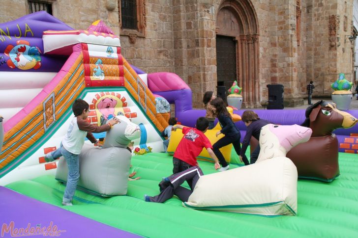 Fiesta infantil
Saltando en los hinchables
