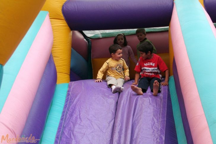 Fiesta infantil
Jugando en los hinchables
