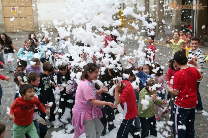 Fiesta infantil
Jugando con la espuma
