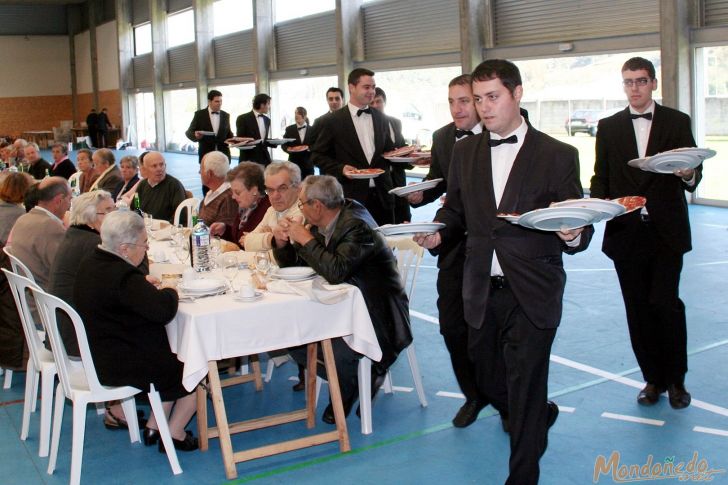 Comida Tercera Edad
Sirviendo la comida
