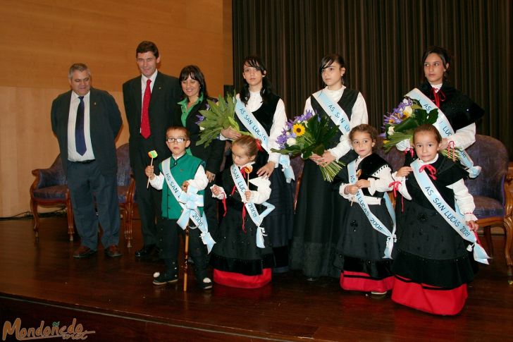 Foto de grupo
Alcalde, Pregonero, Presidenta de la Comisión de Fiestas y Salunqueiros
