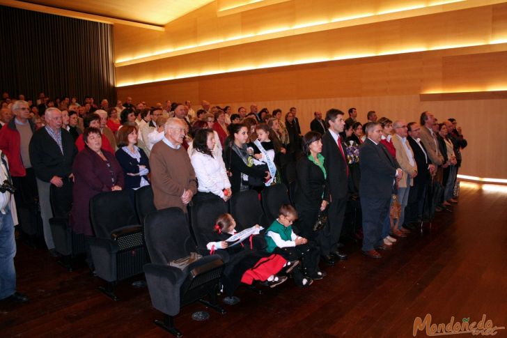 Asistentes al pregón
Cantando el Himno Gallego
