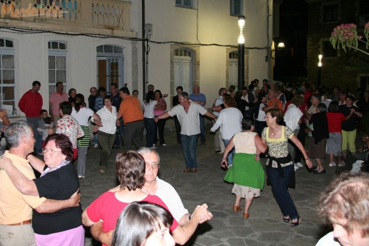 Día de Santiago
Bailando con el dúo Luna
