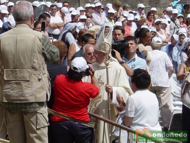 Ordenación del nuevo Obispo
El nuevo Obispo saludando
