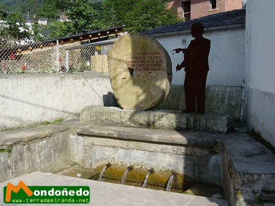 Fonte dos Pelamios
La fuente de Os Pelamios en el barrio de Os Muíños.
