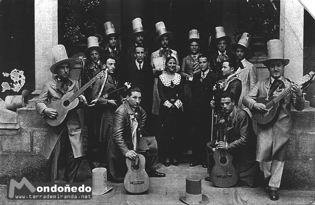 Rondalla
Rondalla Los Románticos de Álvaro Cunqueiro.
