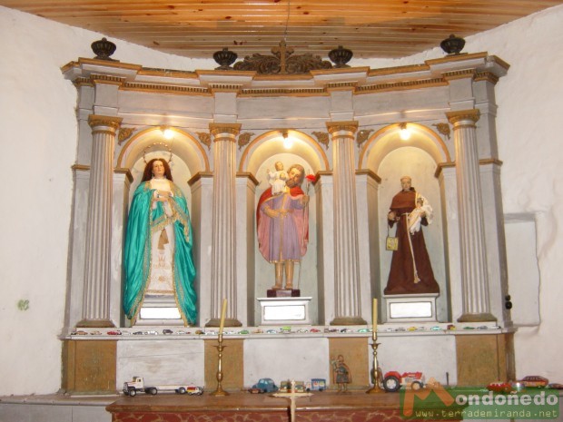 San Cristovo
El altar mayor de la capilla.
