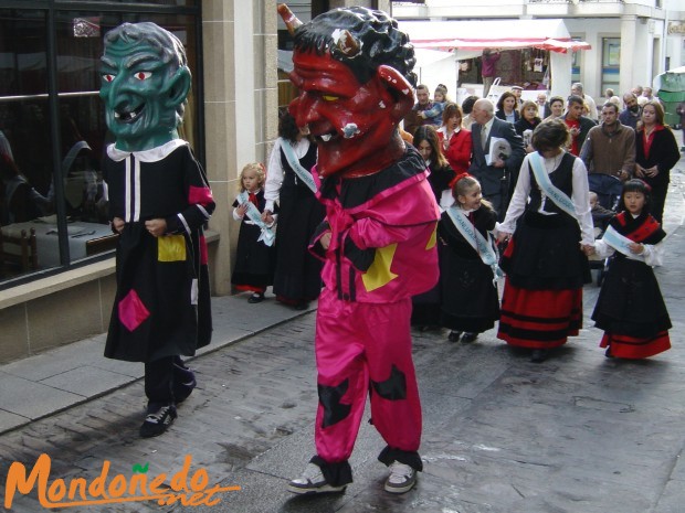 As San Lucas 2005
Cabezudos y Sanluqueiras de camino al campo de la feria
