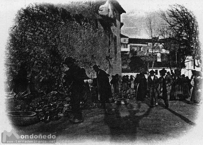 Vendiendo cacharros
Mercado de cacharros. Foto cedida por Manolo Montero.
