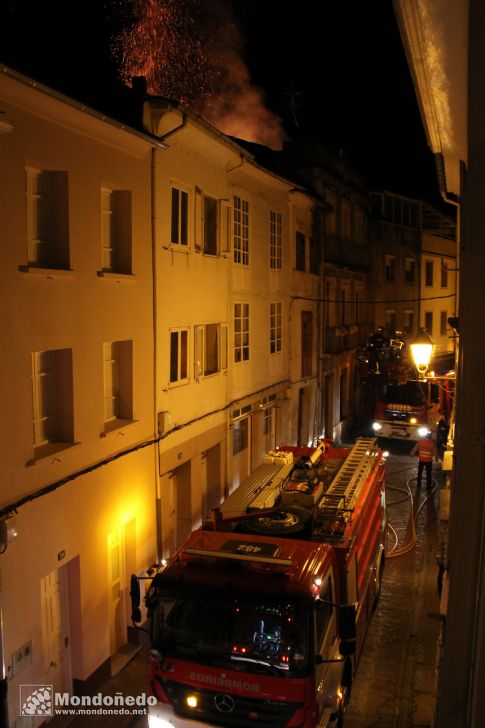 Incendio
Los bomberos apagan el fuego en una vivienda
